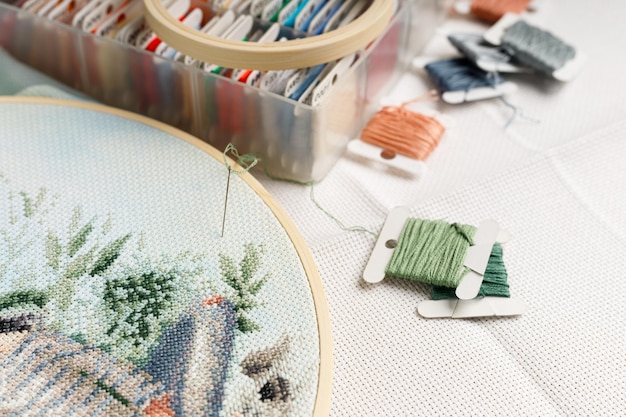 rôzne výšivky na stole